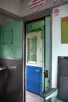 Blick von der ersten Sitzreihe auf den offenen Waschraum und in den Einstiegsraum des บชส.1017 (บชส. =BTC./Bogie Third Class Carriage). Selbstverständlich sind auch während der Fahrt alle Türen offen. Aufgenommen während der Fahrt mit dem EXP 51 zwischen den Bahnhöfen Den Chai und Pha Khan am 10.Jänner 2011. 

