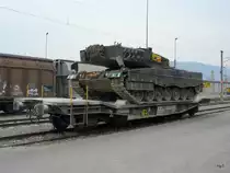 SBB - Beladener G�terwagen vom Typ  Simmnps-y  33 85 463 2 032-0 im G�terbahnhof Biel am 12.03.2011