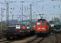 140 850-9 und 140 791-5 stehen am 27.03.2011 abfahrbereit vor einem gemischten G�terzug in Aachen West. Links im Hintergrund 185 639-2, ein weiteres 140er Tandem mit 140 843-4 und 140 XXX und Cobra 186 214 (2822).