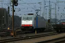 Am 27.03.2011 rangiert die blitzsaubere 185 639-2 von Railpool in Aachen West.