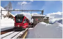 R1652 mit Allegra nach St.Moritz beim Zwischenhalt in Alp Gr�m. (22.02.2011)