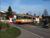 Wagen 823 mit Werbung von Schuh G�tz passiert den Bahn�bergang Neuenwegstra�e in Ober�wisheim.