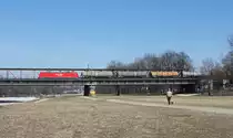 185 301 mit einem Kesselwagenzug am 24.03.2011 in M�nchen.