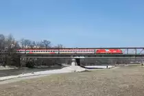 1216 018 mit EC 87 beim �berqueren der Isar in M�nchen.
