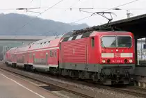 Die 143 813-4 f�hrt die RB81 im Sandwich mit Ossi Dostos von Koblenz nach Trier Hbf durch Trier Ehrang am 26.03.2011