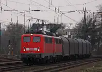 140 805-3 und 140 843-4 mit einem G�terzug nach Aachen-West/Montzen (B) bei der Durchfahrt in K�ln-West, 26.3.11