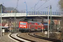 143 220-2 verl�sst am 27.3.2010 mit einer Regionalbahn den Bahnhof G�schwitz und passiert dabei die Einfahrsignale U und X, welche bald neuen Ks-Signalen weichen m�ssen.