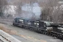 Norfolk Southern SD60 #6710 und C40-9W #9752 f�hrt einem Zug aus Enola Pennsylvania Rangierbahnhof. 3/3/2011 Foto.