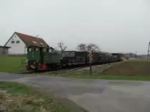 O&K lok D6 mit dem ersten Zug auf der Stainzer Lokalbahn im Jahr 2011 in der H-Lst Herbersdorf.Als Vorbereitung f�r die erforderlichen Oberbauarbeiten werden die Vorgesehenen Schwellen ausgebracht. Am Zugschluss ist der letzte der drei angekauftenn Ungarischen 4Achsigen Personenwagen zu sehen der nun seit mehr als 10 Jahren auf eine Aufarbeitung oder einen weiterverkauf wartet. Ab dem heutigen tage , dem 27,03,2011 wird er in der Betriebsstelle Wohlsdorf ob Preding Wieselsdorf hinterstellt.