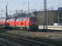 218 444-8 mit unbekannter Schwester am Haken am 24.M�rz in M�nchen, Heimeranplatz stadtausw�rts.