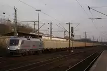 ES 64 U2-100 der Hupac mit einem Holzhackschnitzelzug in D�sseldorf-Eller am 24.03.2011