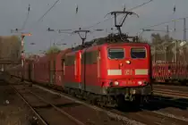 151 100-5 + 151 016-3 mit einem Erzzug bei der Durchfahrt durch D�sseldorf-Rath am 28.03.2011