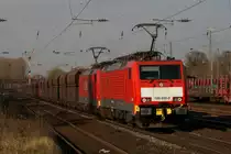 189 030-0 + 189 041-7 mit einem Erzzug bei der Durchfahrt durch D�sseldorf-Rath am 28.03.2011