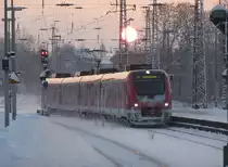 S 2 Richtung Dortmund bei der Einfahrt in Wanne-Eickel Hbf an einem Sp�tnachmittag im Winter (20.12.10)
