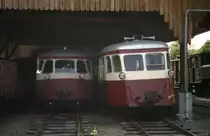 Triebwagen der Chemin de Fer du Vivarais (CFV)(rechts: Autorail Billard A150D n�214; links Autorail Billard A80D n�316) abgestellt in Lamastre  (26.09.2003)