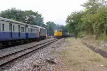 HID 4515 (Co'Co', de, Hitachi, Bauj. 1993) mit dem EXP 51 nach Chiang Mai kreutzt am 10.J�nner 2011 im Bf. Mae Tha den RAP 102 nach Bangkok.