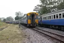 Kreuzung des RAP 102 nach Bangkok, links im Bild, mit dem EXP 51 nach Chiang Mai am 10.J�nner 2011 im Bf. Mae Tha.
