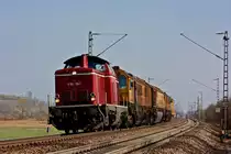 SENSATION: Nachdem gestern Unbekannte mehr als 3km Oberleitungen der Rheintalbahn (KBS 703) bei Riegel gestohlen haben, l�utet die Bahn nun wieder die Diesel�ra ein! Die Strecke (eine der meist befahrenen in ganz Deutschland!), die seit Jahrzehnten elektrifiziert ist, werde an diesen Stellen nicht wieder neu elektrifiziert, so ein Bahnsprecher, um keine weiteren T�ter zu locken.
Bis auf weiteres verkehren s�mtliche Z�ge mit Dieselloks, so wie hier die V100 1041 kurz vor Riegel (Foto: 31.3.11) 