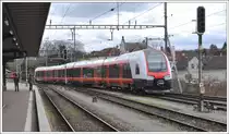 Auf �berf�hrungsfahrt befindet sich der neue, f�nfteilige NSB-Flirt, hier bei der Abfahrt in Sulgen. (30.03.2011)