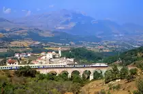 Eine E656 �berquert mit RE2373 bei Goriano Sicoli die Abruzzen, 25.08.2001.