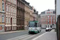 Plauen - PSB/Linie 4 - 243 in der Mozartstr. vor der Hst. Beethovenstr. am 07.10.2010. Die Mozartstr. wird nur von den Stra�enbahnen Richtung Prei�elp�hl genutzt, die Gegenrichtung umf�hrt die Kabelfabrik indem sie die Breitscheidstr. und Schlachthofstr. bef�hrt, ab der August-Bebel-Str. verlaufen dann die Gleise wieder nebeneinander.