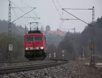 155 240-5 ist am 30. M�rz 2011 mit einem Kesselwagenzug bei Kronach unterwegs.