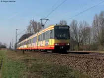 Auf der S31/S32 kann man unter der Woche auch S-Bahn Langz�ge sehen. Diese finden allerdings nicht unbedingt wegen hoher Nachfrage statt, sondern um Leerzugfahrten einzusparen. Am 24.03.2011 bildet der Wagen 820 zusammen mit den Wagen 823 und 887 einen solchen Langzug als S31 von Karlsruhe nach Odenheim. Die hinteren beiden Triebwagen dieses Zuges enden allerdings in Bruchsal. Aufgenommen zwischen Karlsruhe-Durlach und Weingarten.