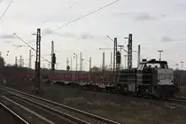 MRCE 500 1571 am 26.3.11 mit einem G�terzug bei der Durcghfahrt auf dem Gegengleis in Duisburg-Wedau.