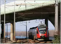 Ein 4024 am 29.03.11 kurz vor seinem Halt in Wien Nu�dorf. Im Hintergrund ist die Burg Kreuzenstein schwach zu erkennen.