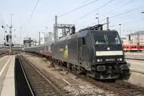 Hier schiebt 185 573-3 den Hamburger Fu�ballsonderzug in die Abstellwende raus am 12.03.2011