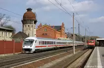 Der IC 1213 von Berlin S�dkreuz nach K�ln Hbf bei der Durchfahrt in Rathenow und geschoben wurde er von der 101 076-8. Im Bahnhof steht der um ca. 30min versp�tet RE2 (RE 37410) aus K�nigs Wusterhausen. Der Grund daf�r war eine St�rung an der 112 112-8. 01.04.2011