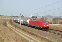 185 341 kurvt am 26.03.2011 mit einem
G�terzug in der Ortschaft Katzbach durch.