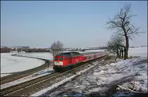 Jetzt wo wir uns alle auf den Fr�hling freuen, m�chte ich noch mal einen kleinen R�ckblick in den Winter machen und den wahrscheinlich am meisten fotografierten RE in Deutschland von Erfurt nach Altenburg zeigen, wie er noch im Februar 2011 unterwegs war.
F�r mich ist es immer wieder erstaunlich gewesen, welchen Weg so mancher Fotograf auf sich genommen hat, um diesen Zug in seine Sammlung aufzunehmen.