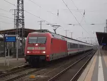101 073 mit IC 147 am 01.04.2011 in Stendal.