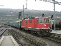 Re 4/4 II 11125 am Ersatz IR 2122 in Biel, 31.03.2011. W�hrend der Baselworld (24.03.2011-31.03.2011) verkehrte ein Umlauf zwischen Biel und Kontanz mit einem EW I/II Pendel, da der planm�ssige EW IV Pendel f�r die Verst�rkung in Basel abgezogen wurde. Dieser Zug wird in ein anderes Gleis man�vriert und in ca. 30 Min. zur�ck nach Konstanz fahren.