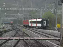 Re 4/4 II 11121 zieht einen neuen Domino ABt von Olten Richtung Yverdon durch den Bahnhof Biel. Links steht ein EW I/II Pendel, mit Re 4/4 II 11125, welcher anschliessend nach Konstanz f�hrt, 31.03.2011.