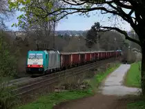 Ohne Schubhilfe geht`s nicht. Mit einem Schrottzug am Haken kommt am 01.04.2011 Cobra 186 221 (2829) die Rampe von Aachen West zum Gemmenicher Tunnel hoch, am Zugende schiebt 185 613-7 bis zum Tunnel nach, um die Last auf der steilen Rampe ohne Probleme nach Belgien zu bringen. 