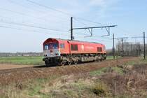 Die rote PB13 von Crossrail hat soeben einen G�terzug nach Antwerpen-Noord gebracht, und f�hrt nun solo zur�ck, um in der Abstellgruppe von Ekeren zu parken. Aufgenommen am 02/04/2011.
