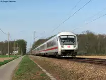 Am 03.04.2011 konnte ich den IC 2807 (Frankfurt (Main) - Konstanz) zwischen Weingarten und Karlsruhe-Durlach fotografieren. Er fuhr als Ersatz f�r den IC 2371  Schwarzwald , der wegen zu hoher Versp�tung an diesem Tag bereits in Karlsruhe Hbf endete. Die Reihung des Ersatzzuges sah so aus: Ganz vorne der Steuerwagen Bauart Bpmbdzf, dann 5x Apmz (1. Klasse-Gro�raumwagen) und am Zugende schiebt 120 135-9.