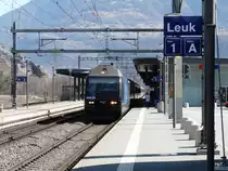 SBB - 460 051-6 mit Schnellzug bei der einfahrt in den Bahnhof Leuk am 18.03.2011

