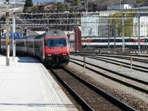 SBB - 460 098-7 mit Schnellzug bei der einfahrt in den Bahnhof Sierre am 18.03.2011

