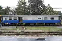 บพห.1024 (บพห.=BFV./Bogie Full Van) am 11.Jänner 2011 im Bf. Chiang Mai. Der Wagen wurde nachträglich mit Klimaanlage für das Dienstabteil ausgerüstet.