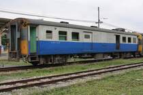 บพห.1024 (บพห.=BFV./Bogie Full Van) am 11.Jänner 2011 im Bf. Chiang Mai. Der Wagen wurde nachträglich mit Klimaanlage für das Dienstabteil ausgerüstet.