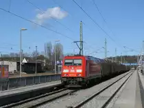 Bei strahlenblauen Himmel durchfuhr 185 373 am 26.M�rz 2011 den Bahnhof Bergen/R�gen.