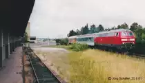 Ende der 1990er Jahre machte die Firma EKA Konkurs, aber die meisten Geb�ude werden f�r verschiedene Zwecke weiter genutzt. Das Ladegleis war am 20.7.01 frei zug�nglich und erm�glichte das Bild von 218 491-9 mit ihrer bunten Garnitur als Regionalbahn nach Steinach. Der Bahnsteig der Station Dietersheim liegt in der Bildmitte hinter den B�schen versteckt.