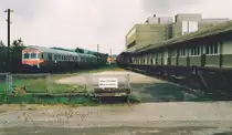 Der Haltepunkt Dietersheim liegt direkt neben dem ab 1954 entstandenen riesigen EKA-M�belwerk, das sowohl im Personenverkehr (dank zeitweise 700 Werkt�tigen) als auch im G�terverkehr (dank Wagenladungen im Versand und Empfang) f�r gro�es Aufkommen sorgte. 1991 wurde das Ladegleis noch genutzt, wie das Foto mit Blick nach Westen beweist.