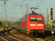 Die 101 037-0 macht sich in der Abendsonne mit dem IC 2272 auf den Weg nach Kassel-Wilhelmsh�he. Aufgenommen am 08.04.2011 in Karlsruhe Hbf.