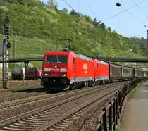 185 309-2 mit Schwesterlok am 10.4.2011 bei Linz.