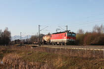 1144 221 mit einem gemischten G�terzug am 02.04.2011 bei Osterm�nchen.
