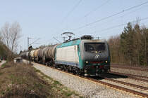 E412 012 mit einem Kesselwagenzug am 10.04.2011 zwischen Haar und Vaterstetten.